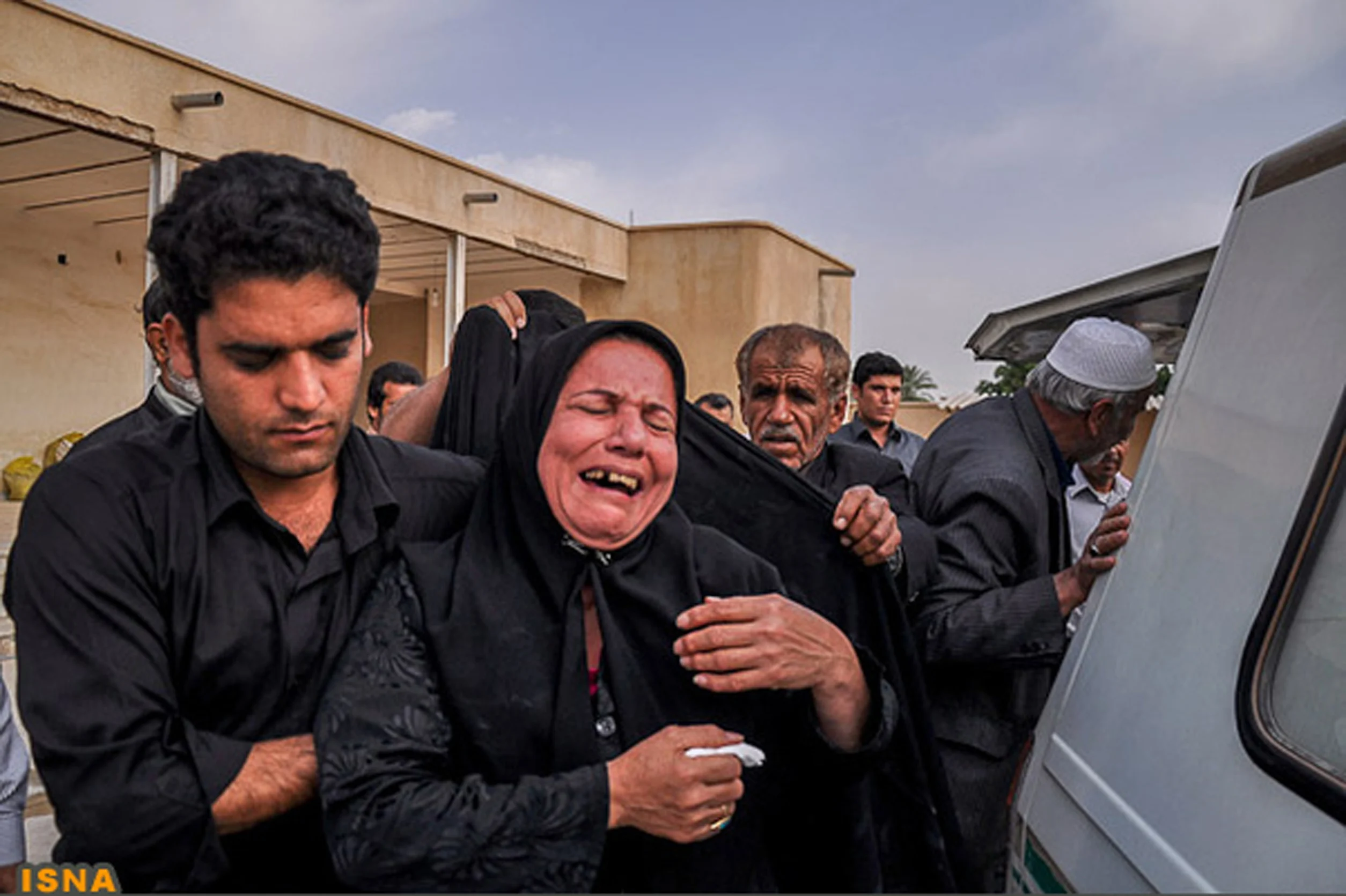 אזרחים איראנים לאחר רעידת האדמה ליד בושהר שבה נהרגו 37 בני אדם ב-2013