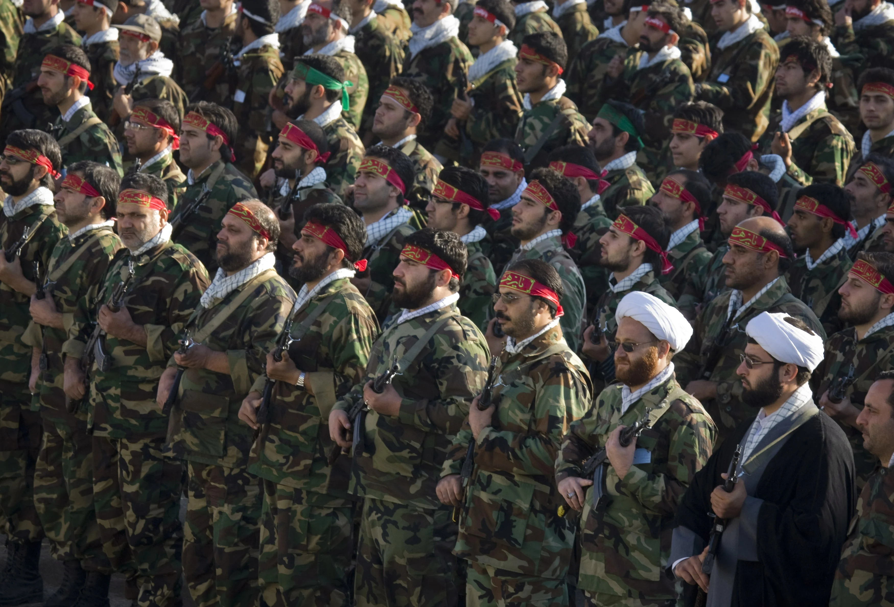 חיילי הבאסיג', זרוע של משמרות המהפכה האסלאמית, במצעד צבאי בטהרן