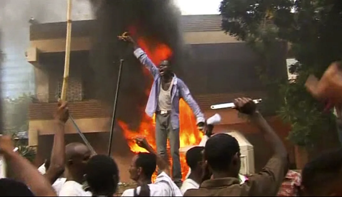 מפגינים מול שגרירות ארה''ב בסודן