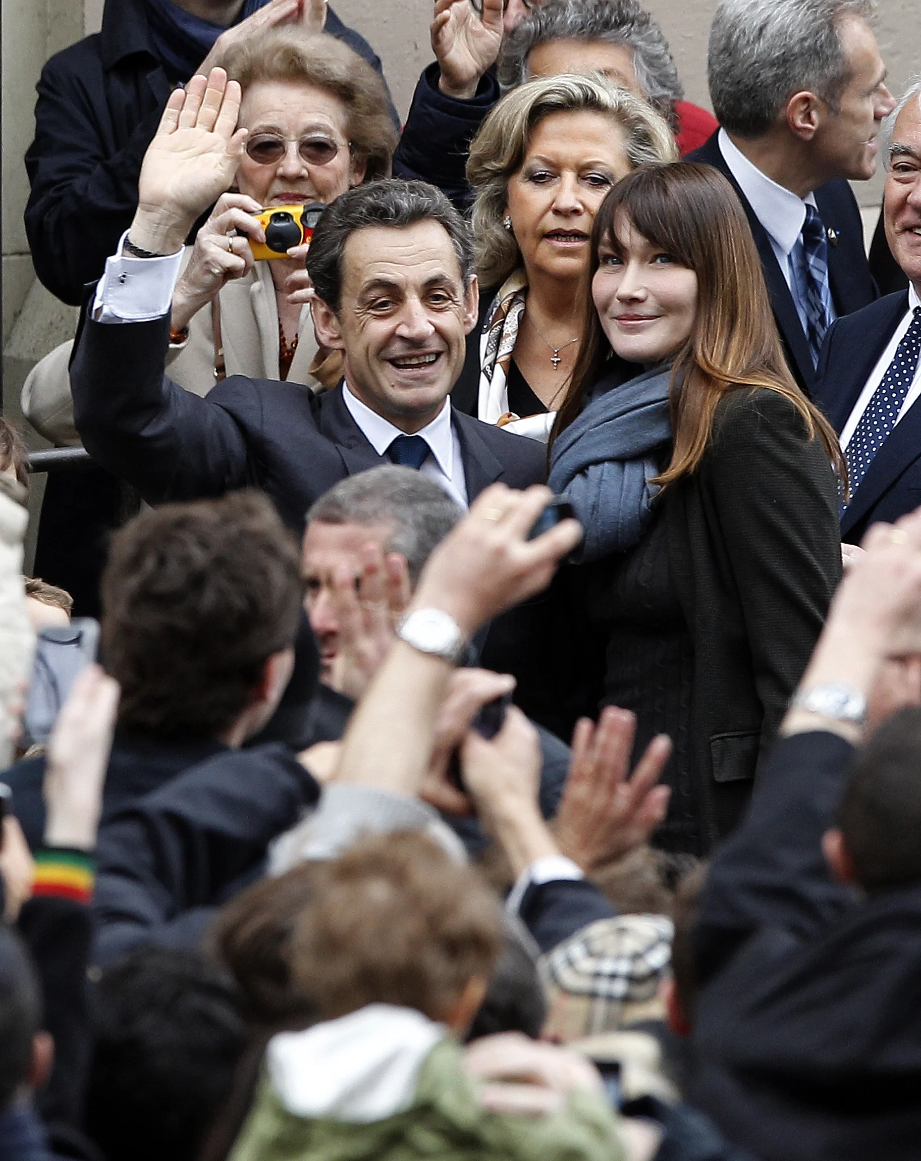 ניקולא סרקוזי וקרלה ברוני מצביעים בבחירות לנשיאות צרפת
