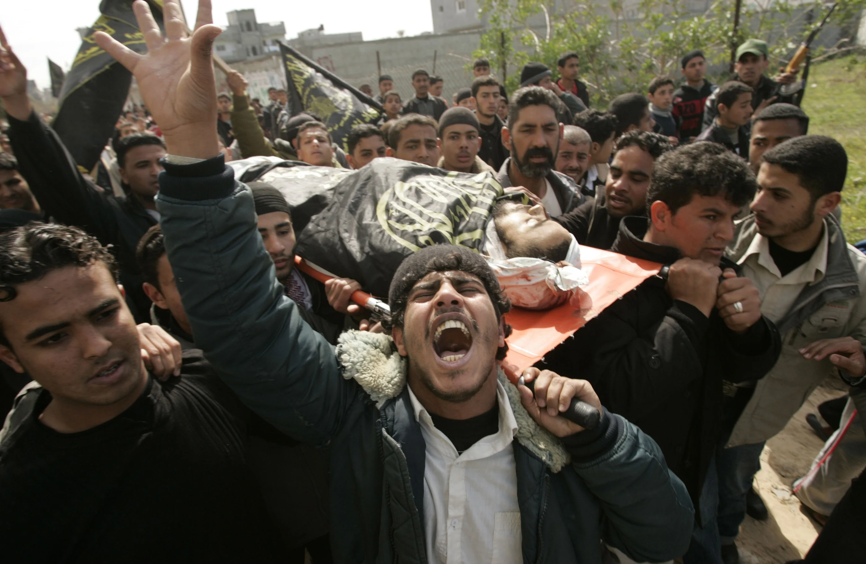 פלסטינים נושאים גופה בהלוויה של פעיל חמאס שנהרג