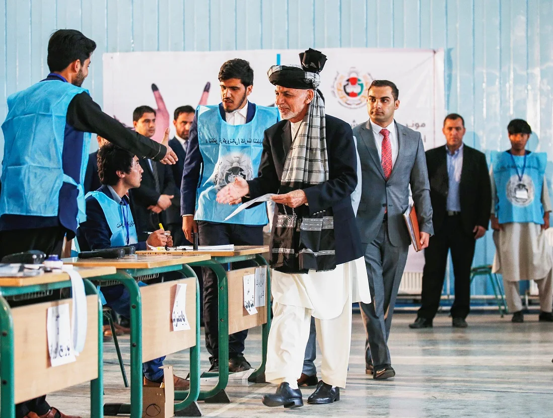 אשרף גאני אחמדזאי, אחד המועמדים בבחירות, מצביע בקלפי בקאבול