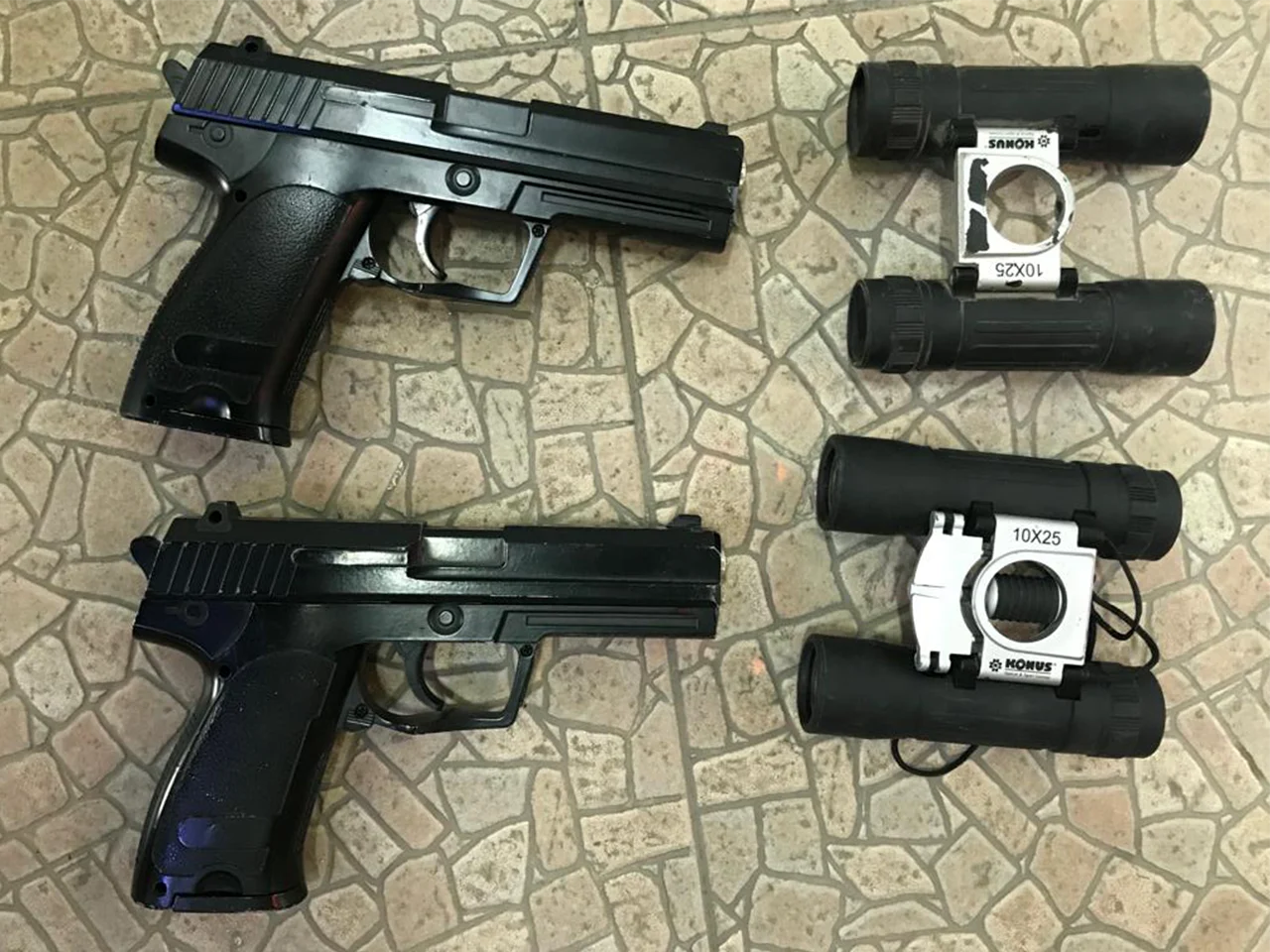 משקפות ואקדחים שנמצאו בביתו של החשוד