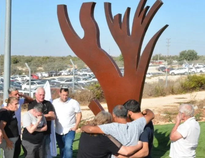 משפחותיהם של הנרצחים קים לבנגרונד יחזקאל וזיו חג'בי לצד אנדרטה לזכרם בשטח ההנצחה של מועצה אזורית שומרון