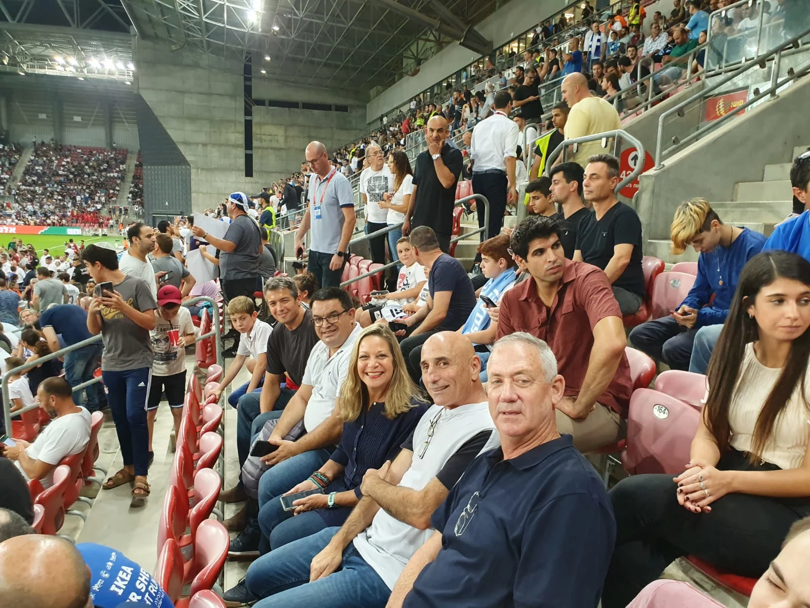 חברי מפלגת כחול לבן במשחק של נבחרת ישראל מול נבחרת לטביה בכדורגל בבאר שבע