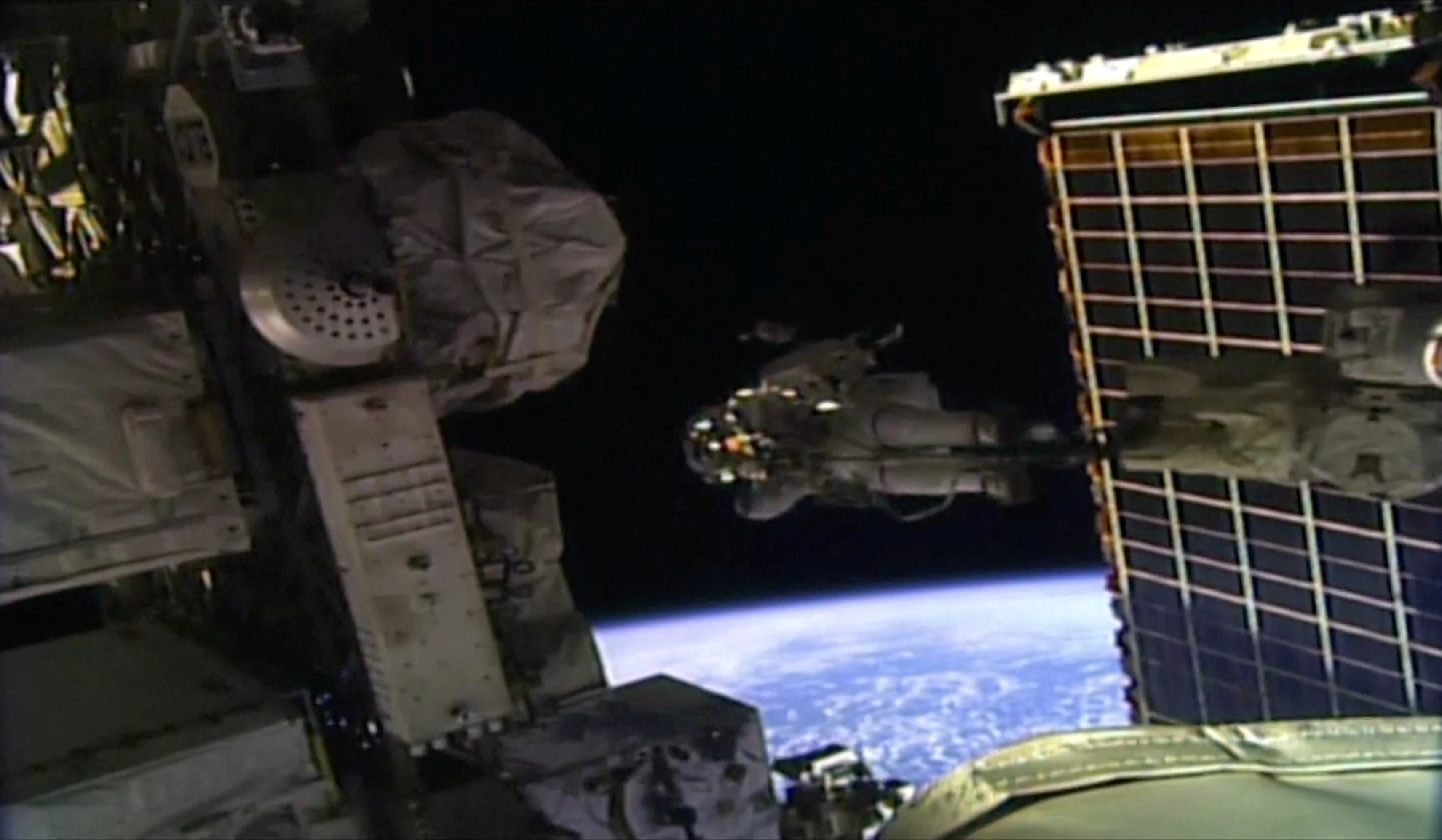 הליכת החלל של האסטרונאוטיות ג'סיקה מאיר וכריסטינה קוק