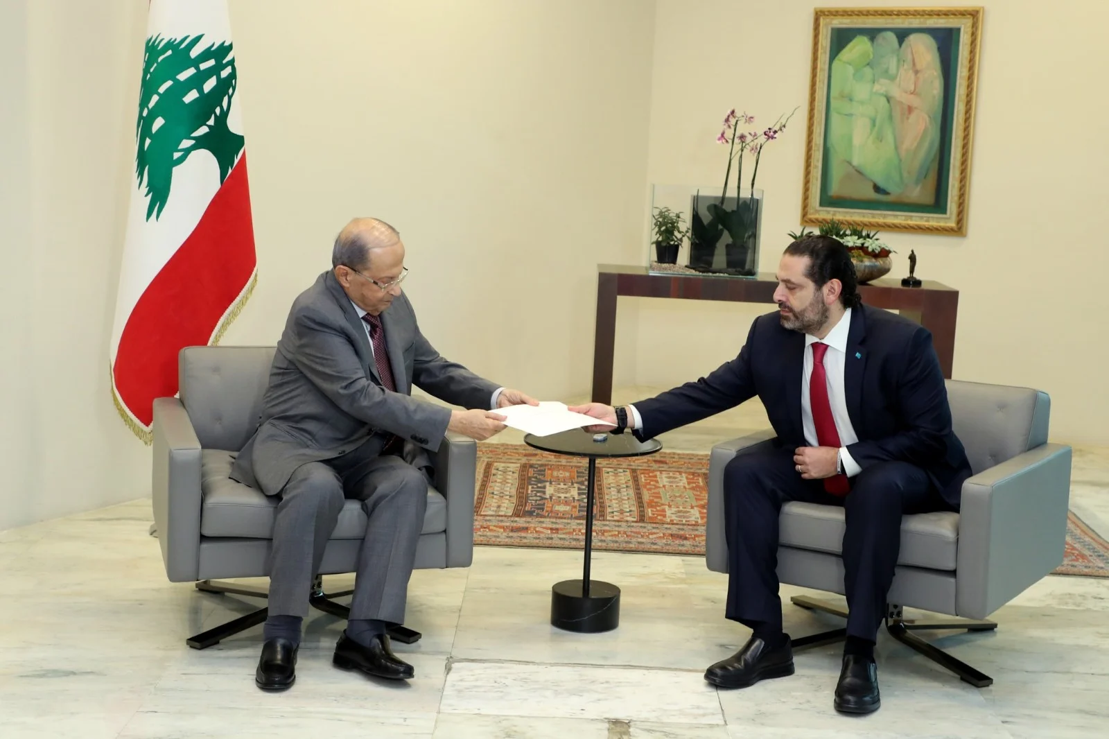 סעד אל-חרירי מגיש את התפטרותו לנשיא מישל עון