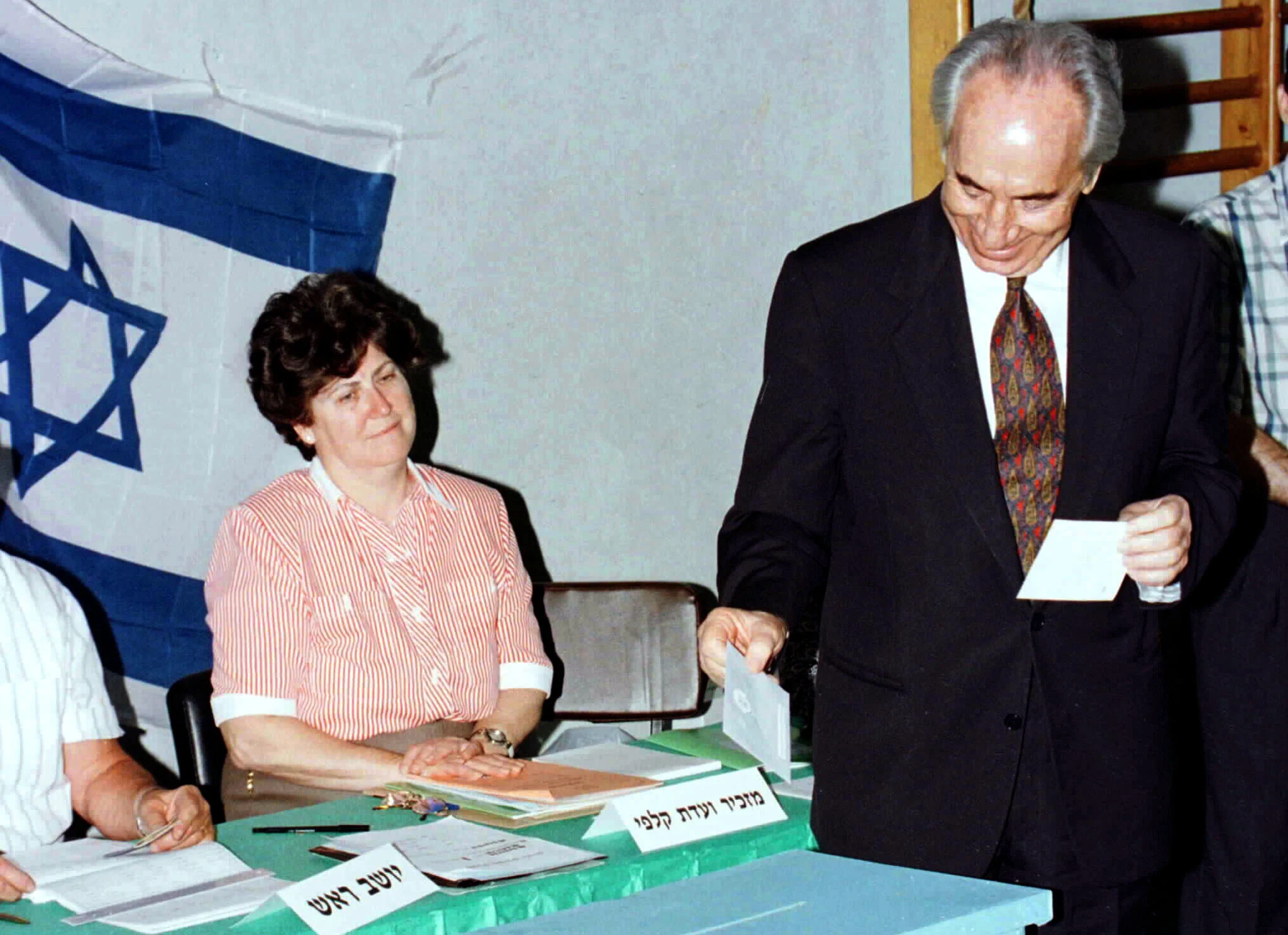 שמעון פרס מצביע בבחירות 1996