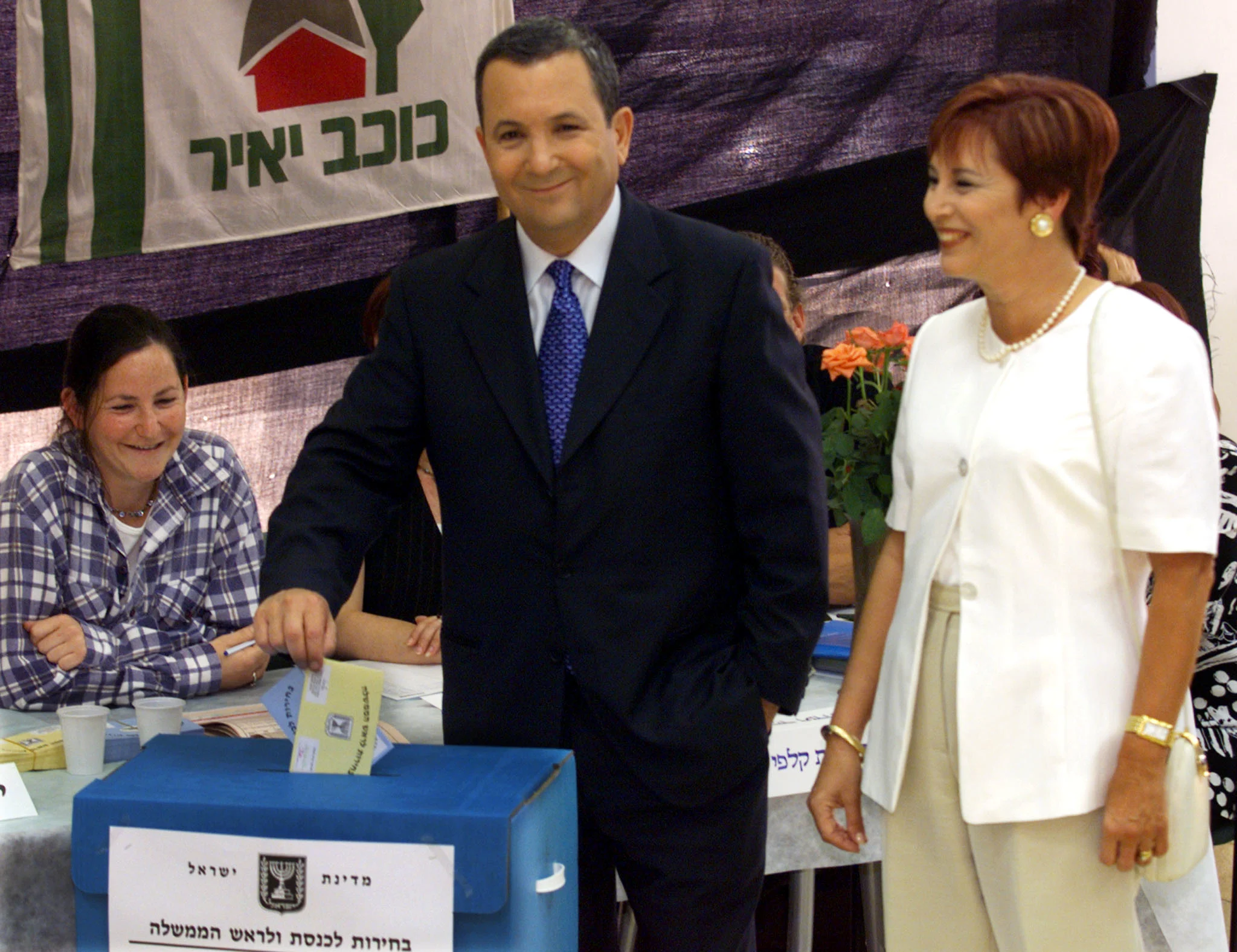 ראש הממשלה לשעבר אהוד ברק מצביע בבחירות 1999