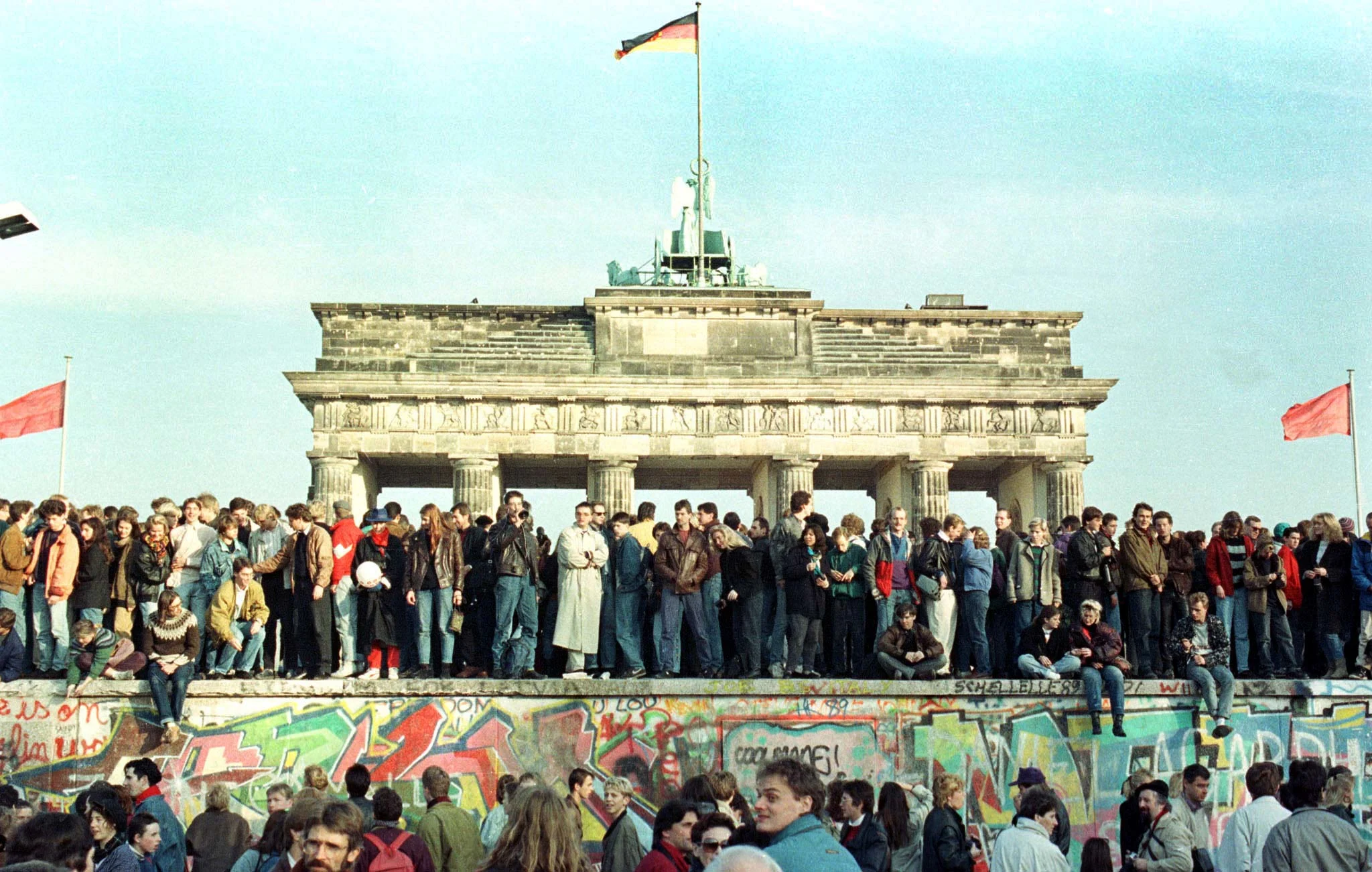 גרמנים חוגגים בבוקר שאחרי נפילת חומת ברלין, 1989