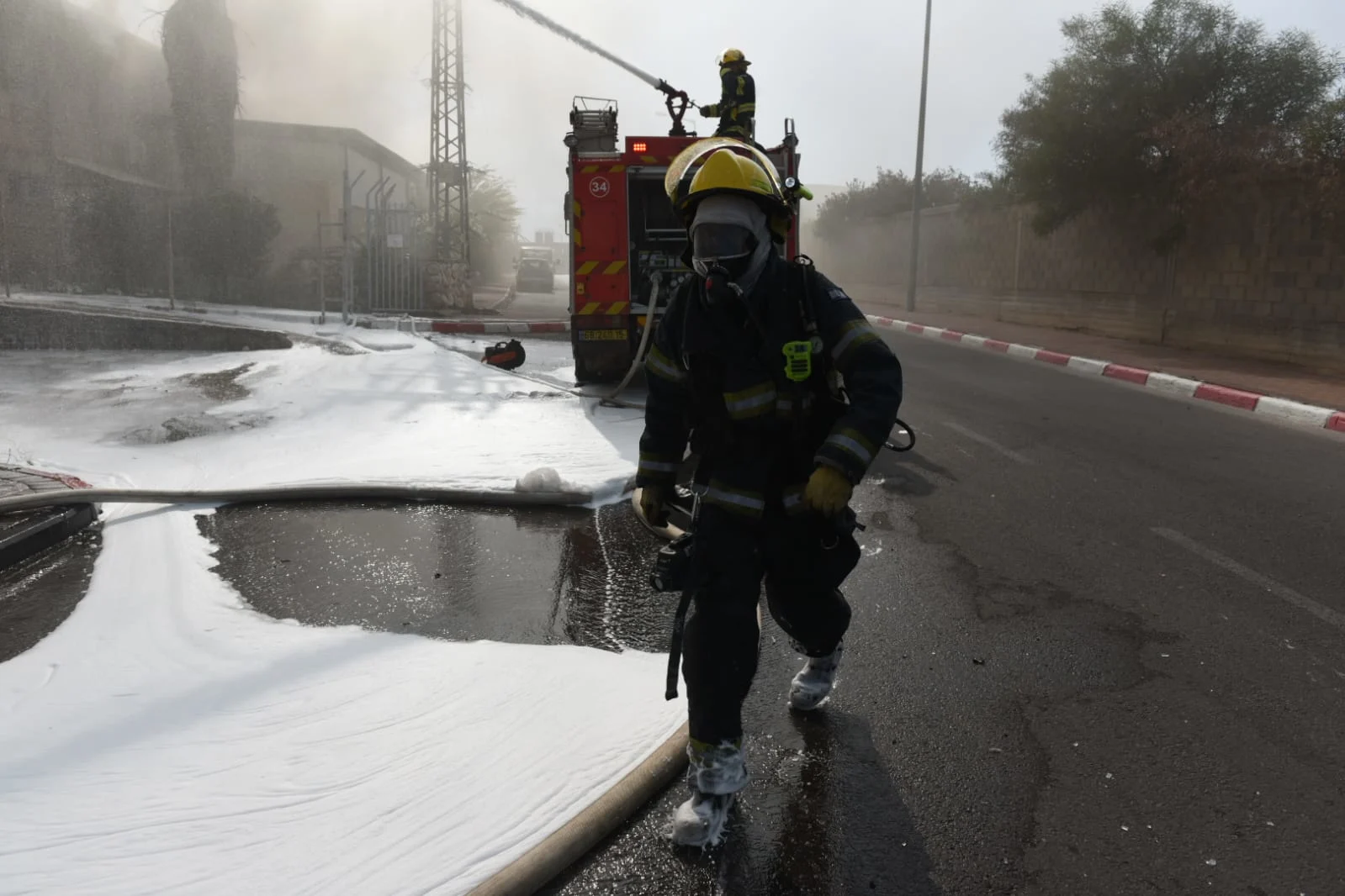 לוחמי האש פועלים בשריפה גדולה במפעל בשדרות שנוצרה כתוצאה מרקטה שפגעה במקום