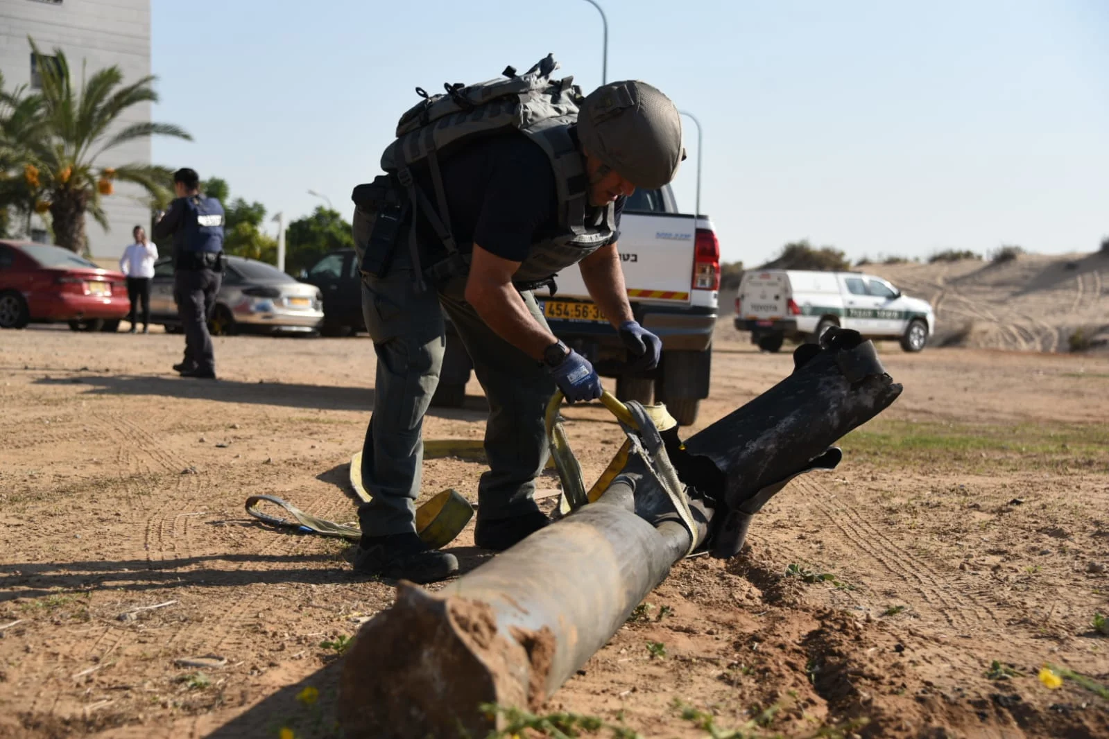 שוטרי משטרת ישראל מפנים חלקי רקטה שנחתו בשטח ישראל