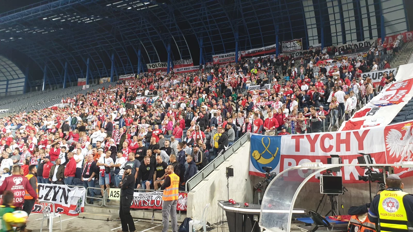 הקהל הפולני שהגיע לצפות בנבחרתו באצטדיון טדי