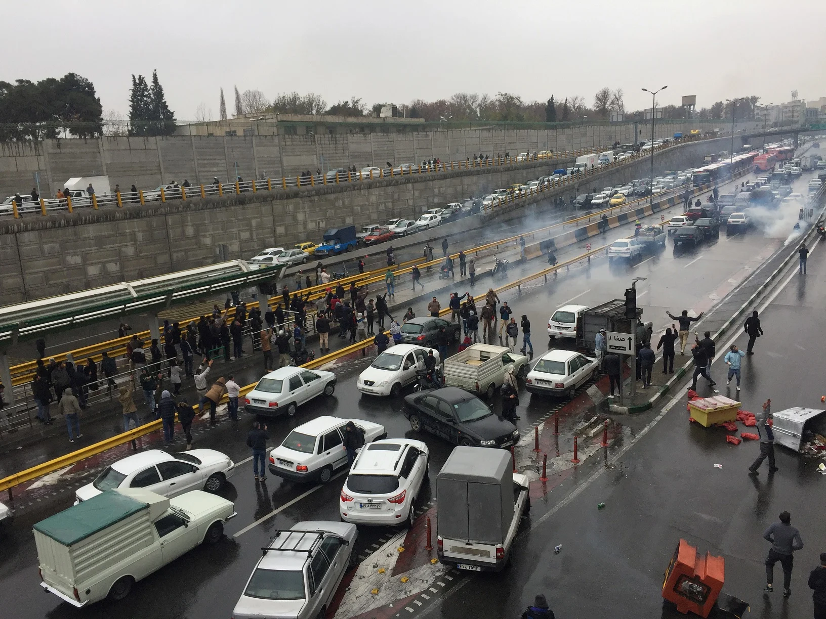 מפגינים באיראן חוסמים כביש במחאה על עליית מחירי הדלק