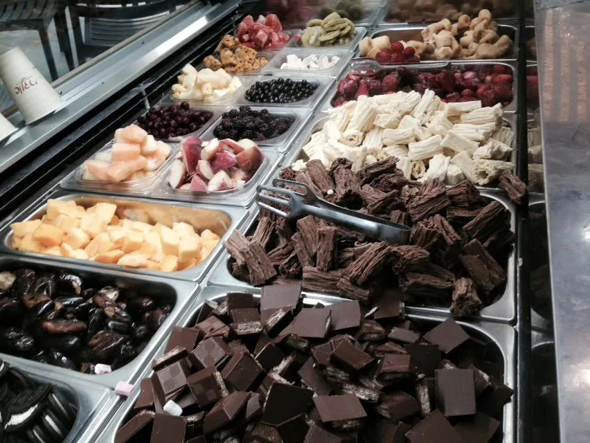 מבחר עצום של שוקולדים ופירות לפרוזן יוגורט. אנדרי
