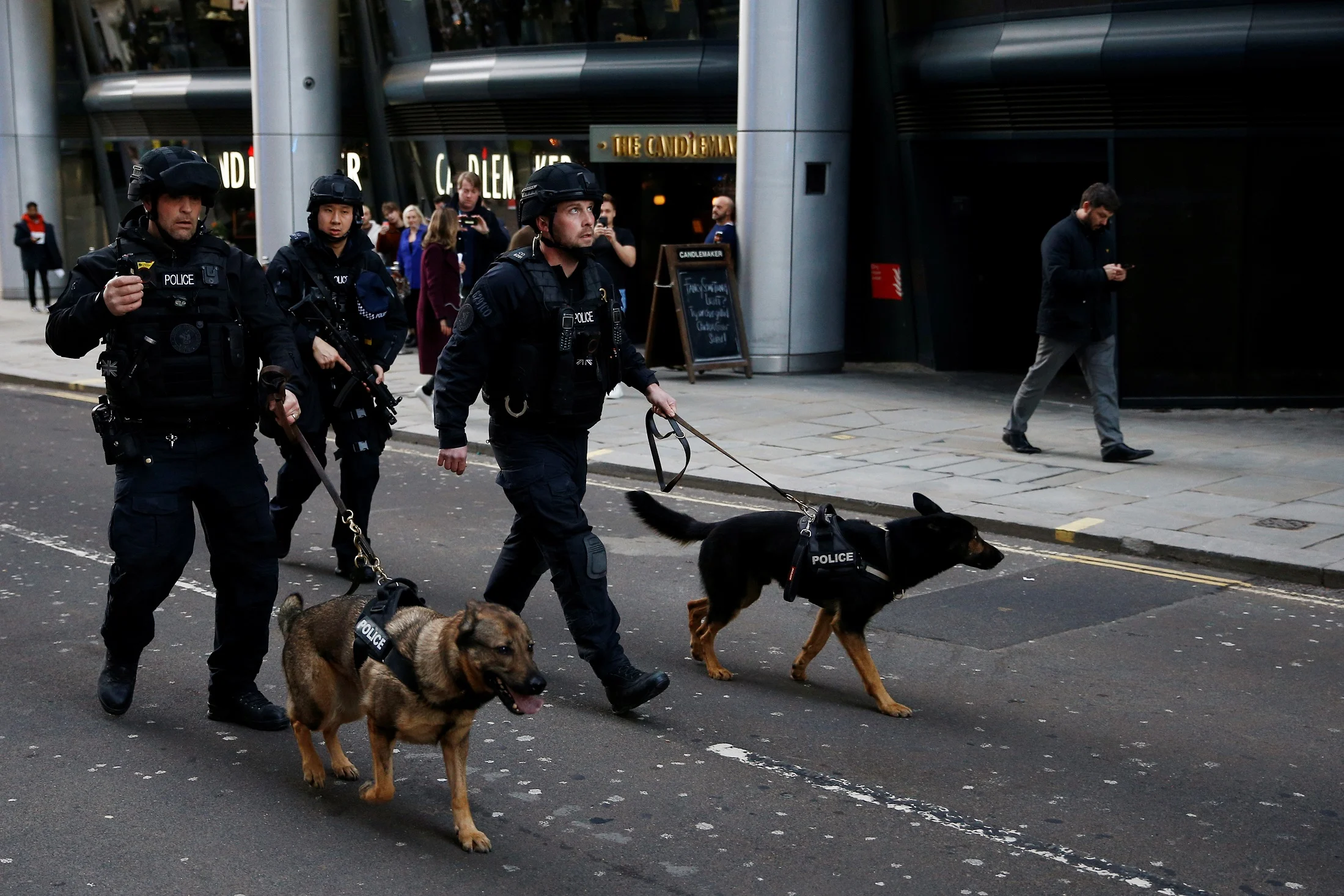 שוטרים מגיעים אל זירת התקרית בלונדון