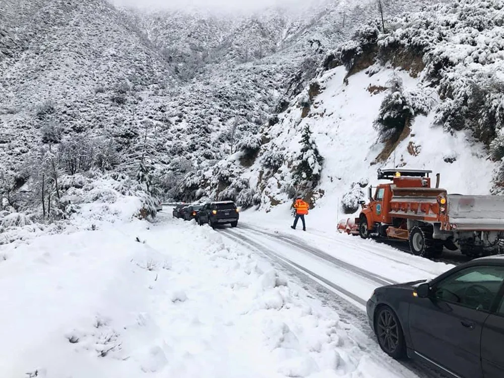רכבים נתקעו בדרך בשל תנאי מזג האוויר ביער הלאומי אנג'לס, קליפורניה, ארה''ב