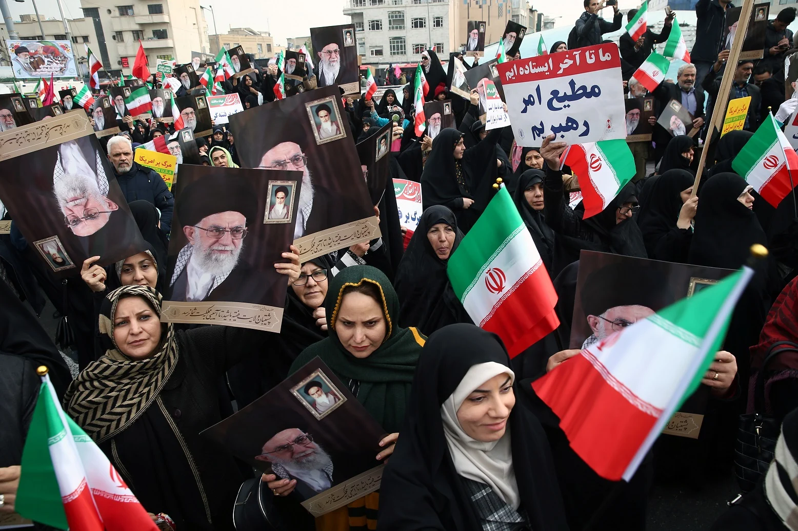 מפגינים פרו-ממשלתיים איראניים משתתפים בהפגנה בטהראן, איראן