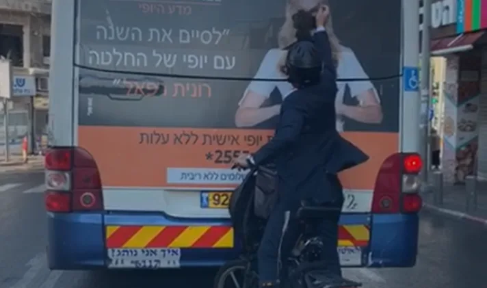 חרדי רכוב על אופניים משחית תמונת אישה מאוטובוס בבני ברק