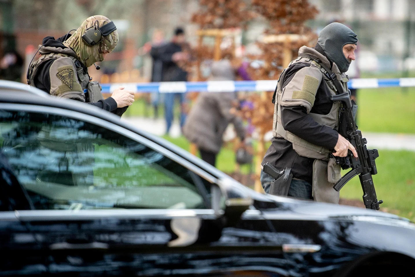 שוטרים בזירת הירי בפראג
