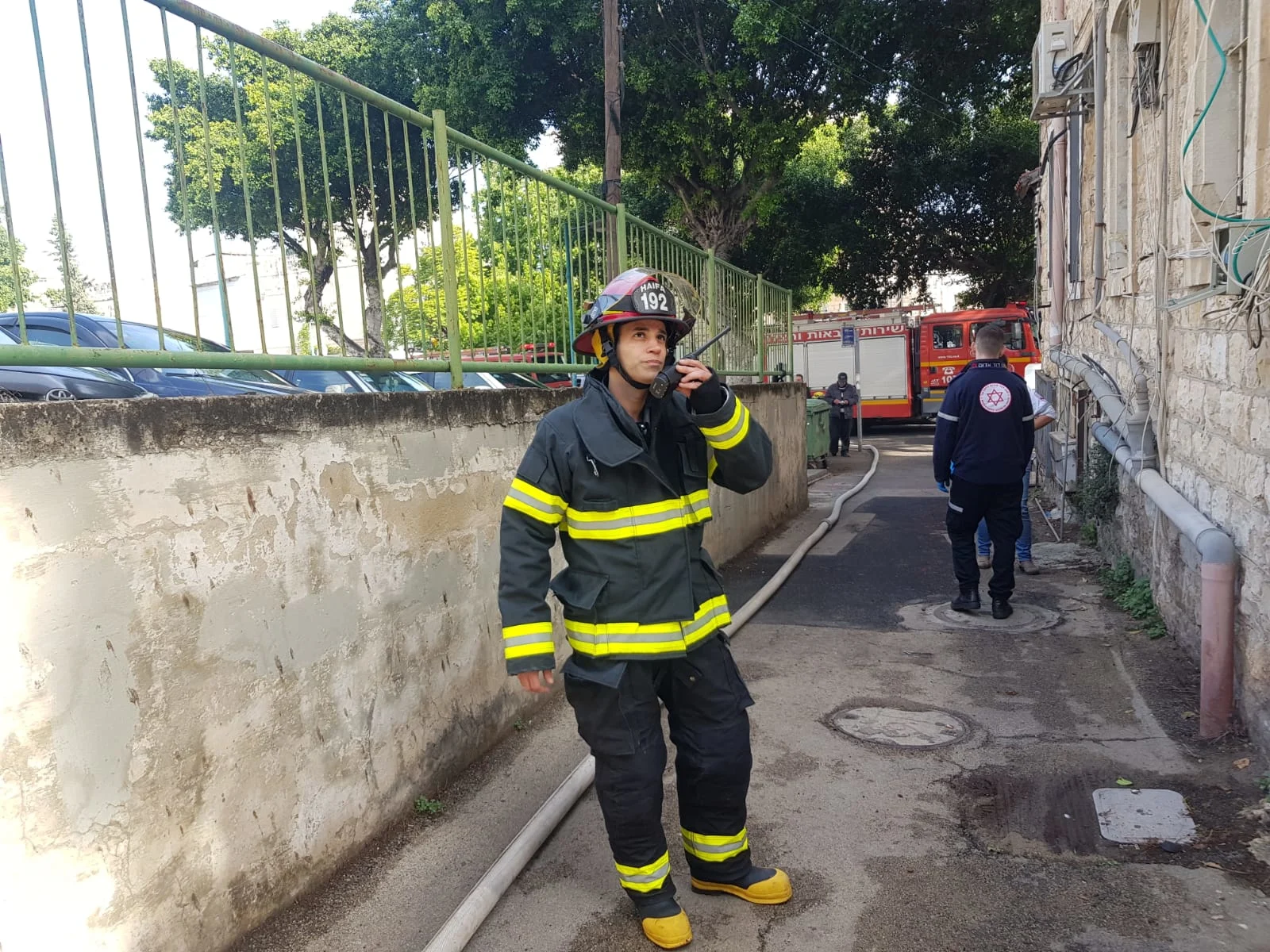 כוחות כיבוי אש בזירת השריפה במבנה נטוש בחיפה