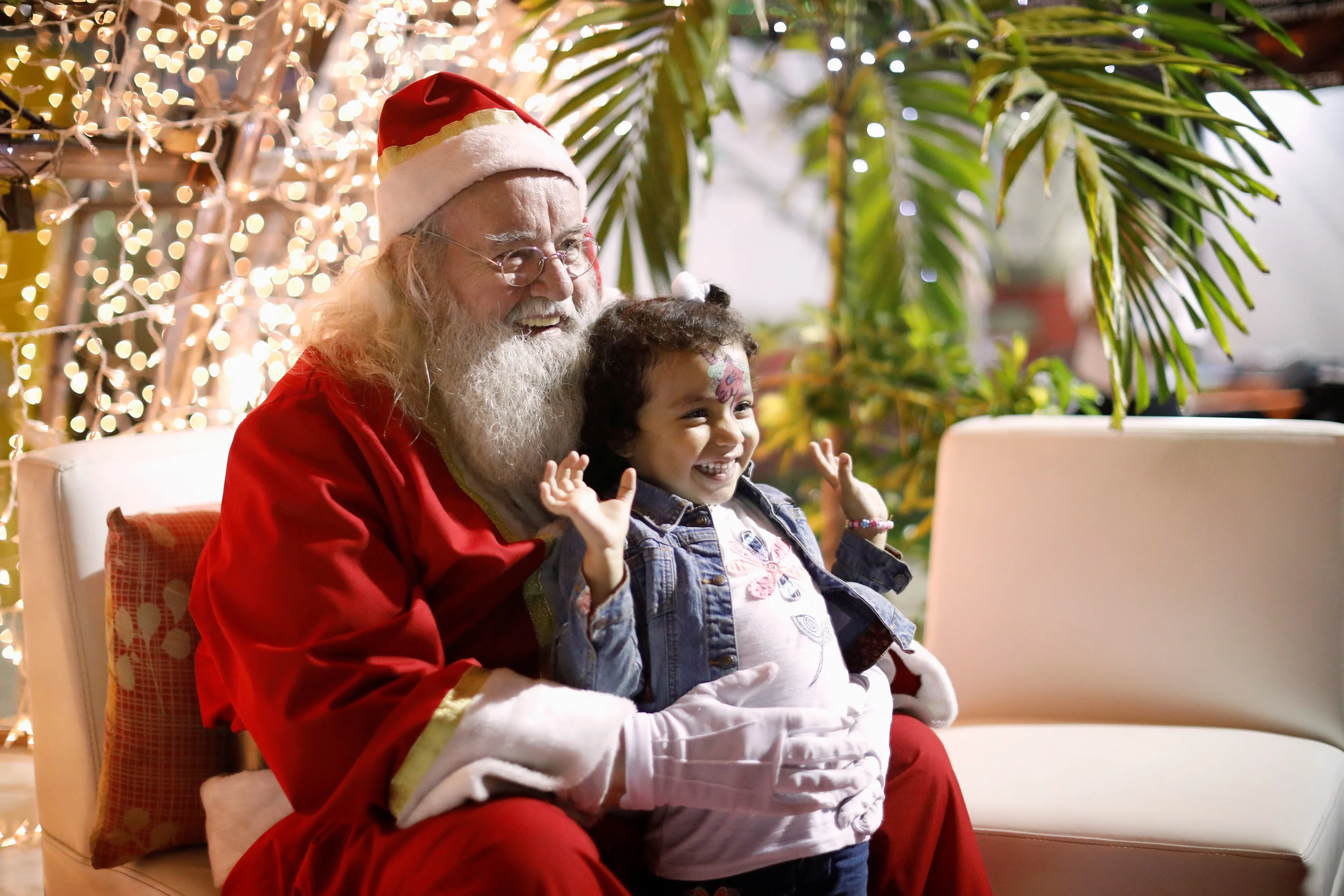 Icelander Einar Sveinsson, Dressed As Santa Claus, Pose For A Picture With A Girl During The ''villa Navidad'' Festival In San Salvador