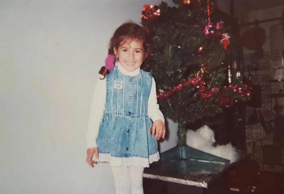 ילדה חוגגת ''נובי גוד'' בתחילת שנות ה-90 בישראל