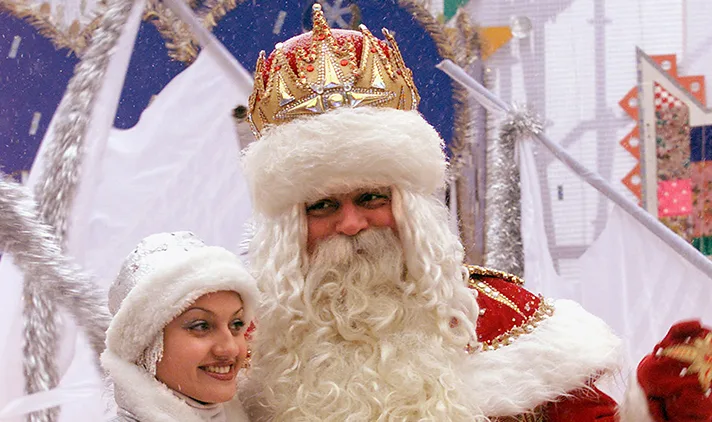 תלבושת מסורתית של דד מרוז-סבא כפור ושל נכדתו ברוסיה