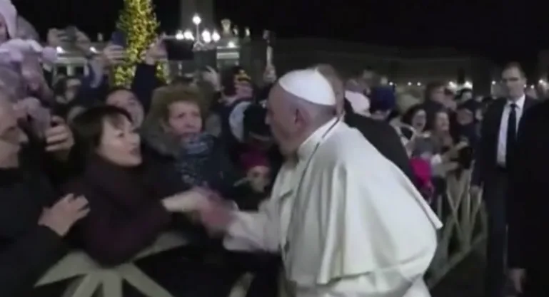 האפיפיור פרנסיס והאישה שמשכה בידו