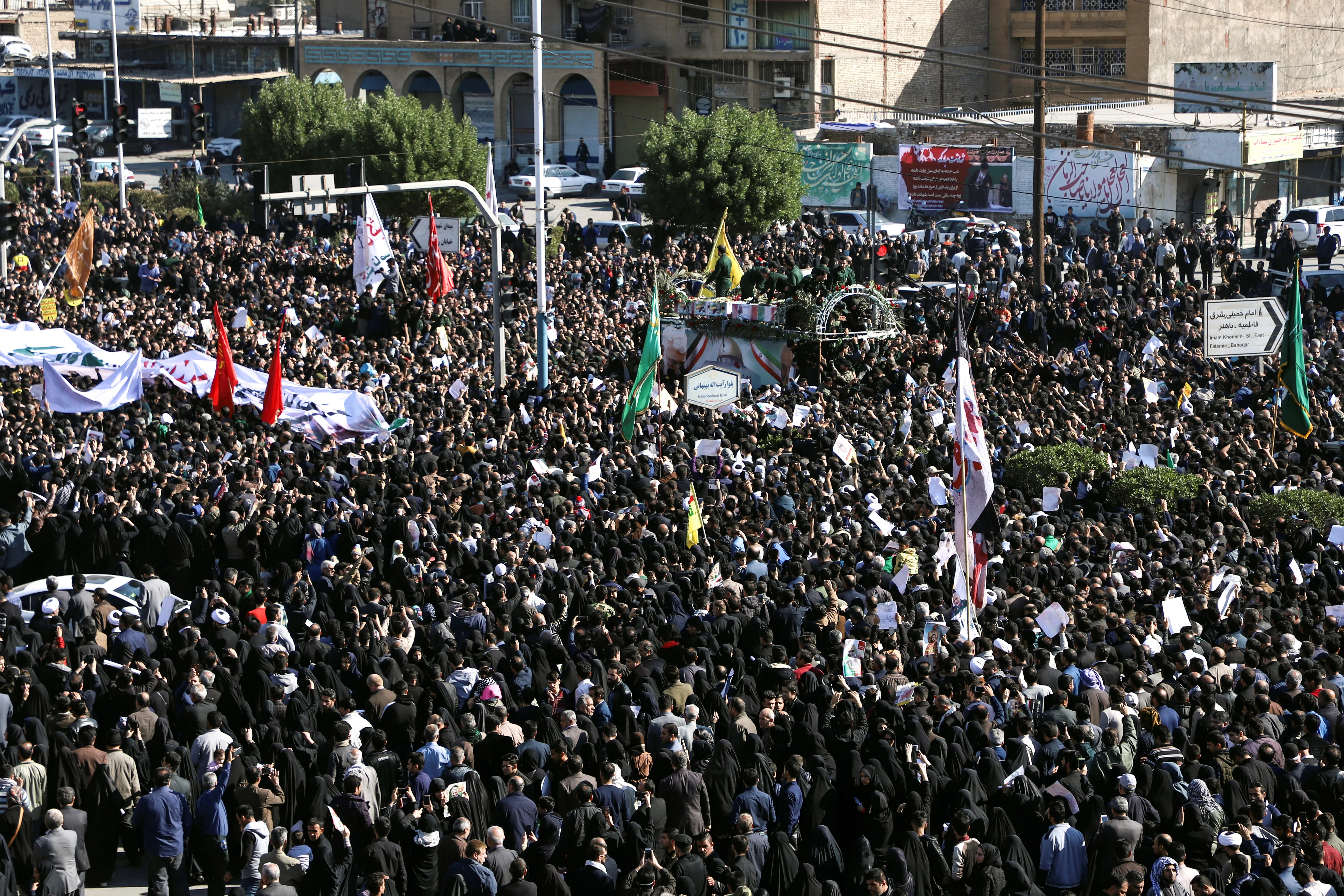 מאות אלפים במסע הלוויה של קאסם סולימאני