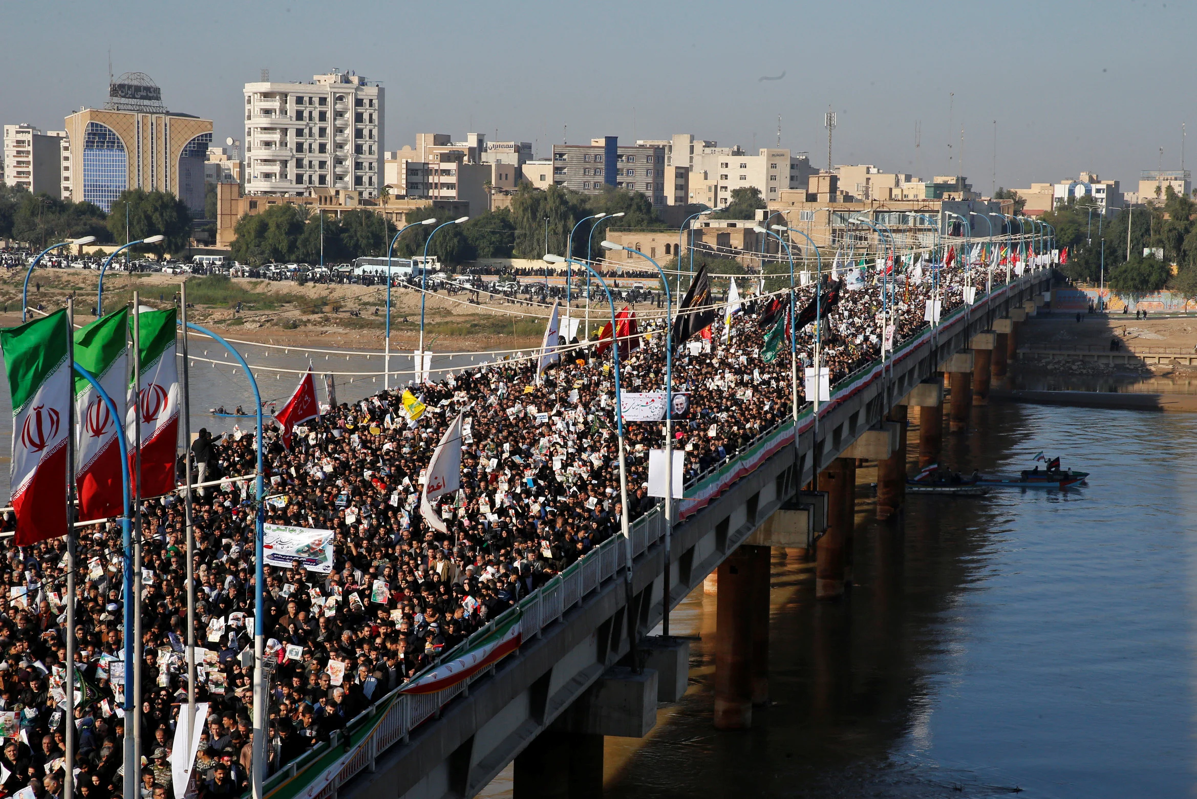 מאות אלפים במסע הלוויה של קאסם סולימאני