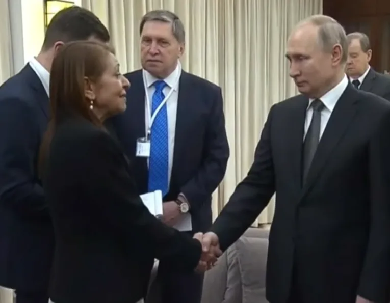 נשיא רוסיה פוטין נפגש עם יפה יששכר, אמה של נעמה