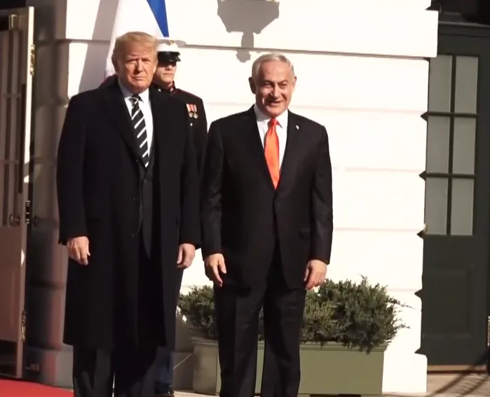 ראש הממשלה בנימין נתניהו עם נשיא ארה''ב דונדל טראמפ בכניסה לבית הלבן