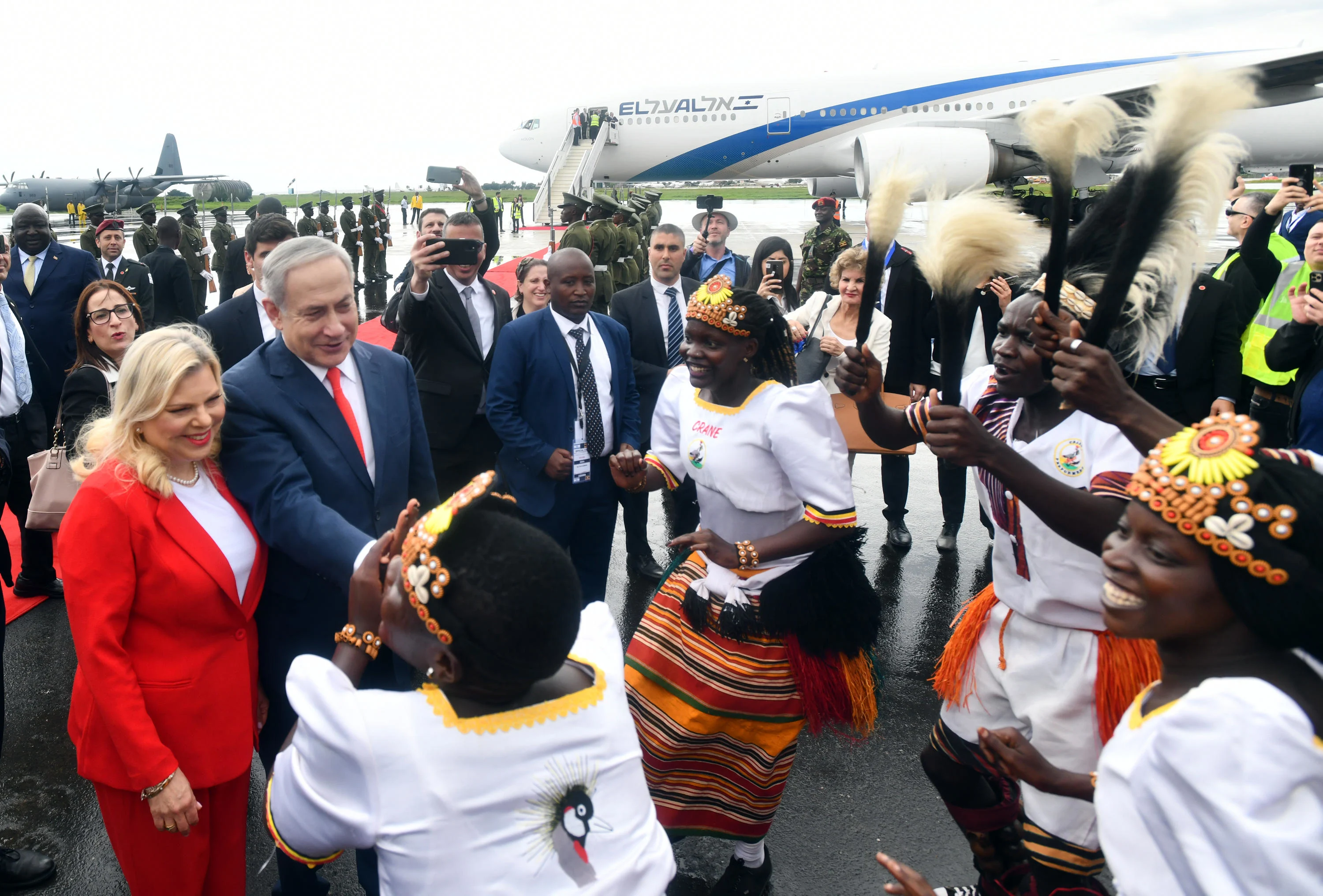ראש הממשלה בנימין נתניהו ורעייתו נחתו כעת באנטבה, אוגנדה, והתקבלו ע''י ראש ממשלת אוגנדה ורעייתו