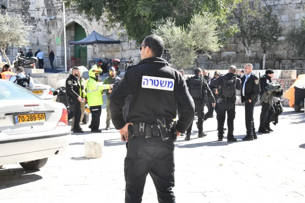 כוחות בטחון בזירה בה התרחשפיגוע בשער פייסל סמוך להר הבית