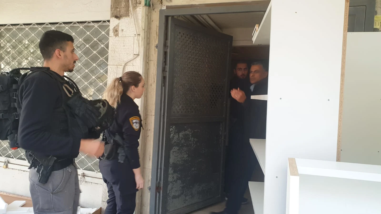 כוחות משטרה פורצים לביתו של המחבל שאדי בנא