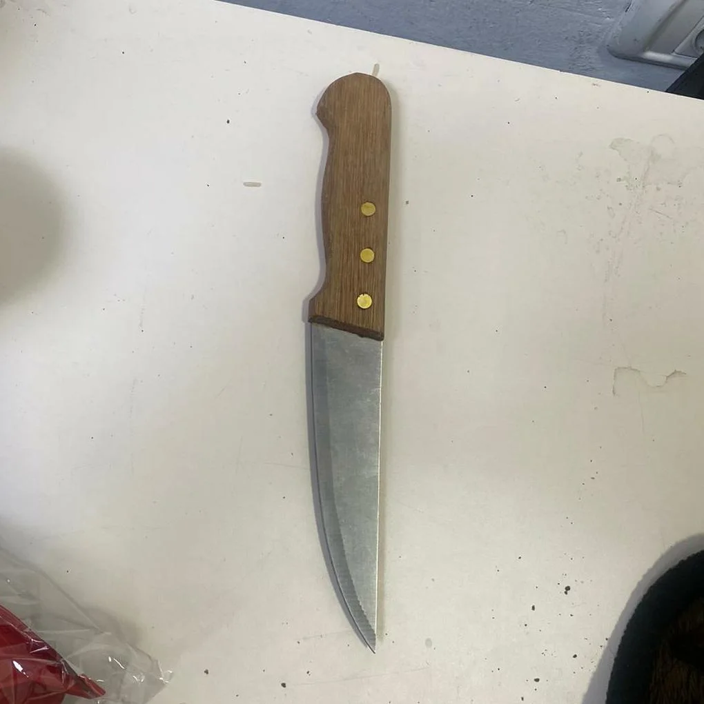 הסכין שנמצאה על גופו של הפלסטיני לאחר שסרב לבידוק בטחוני