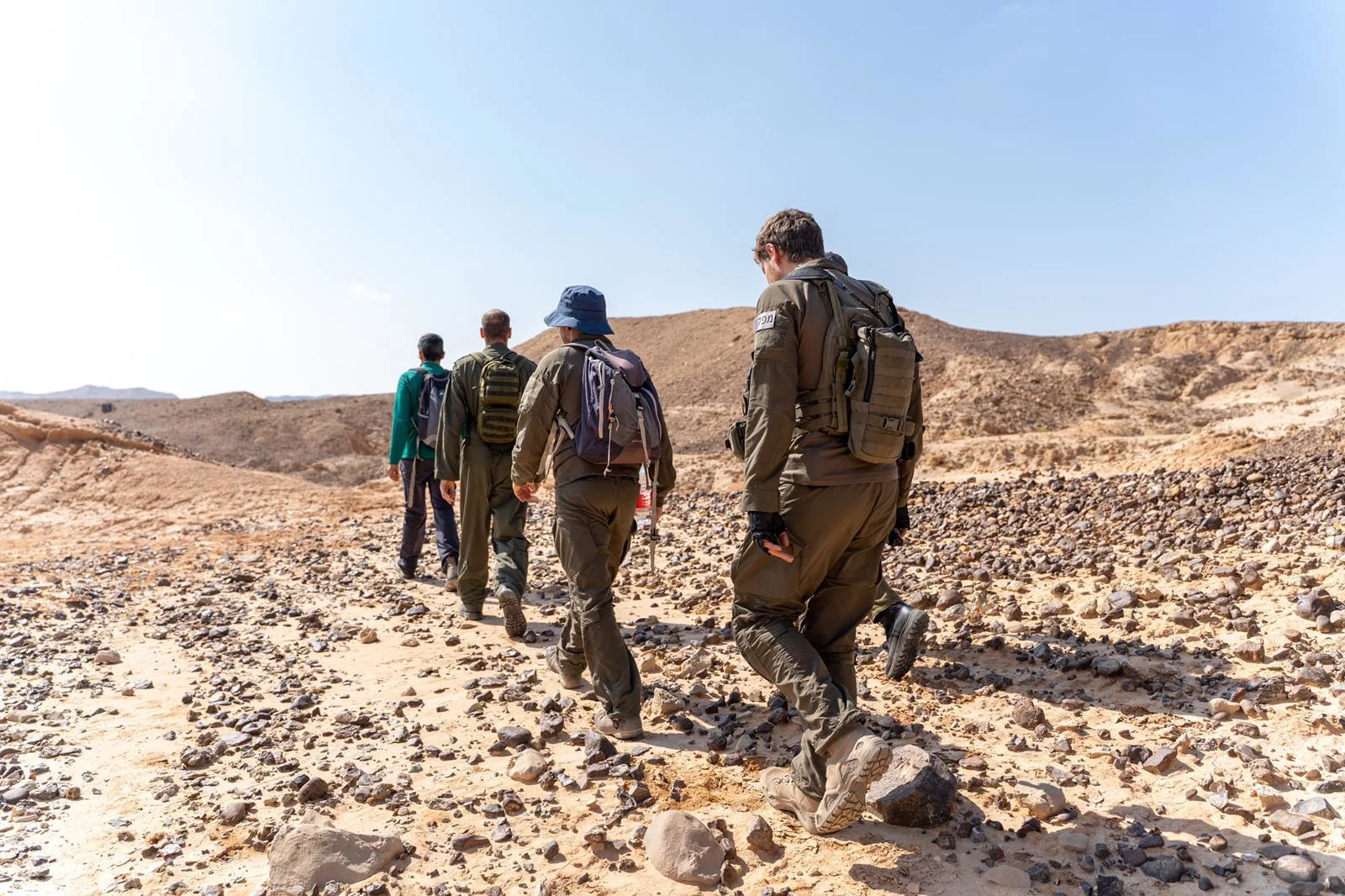 צוות האיתור סורקים בשטח לחיפוש הקסדה של רב סרן דניאל (דני) גורי בנחל פארן