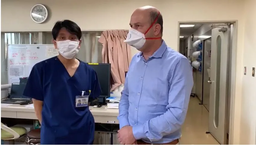 פרופ׳ רן ניר-פז בביקורו בבית חולים ביפן