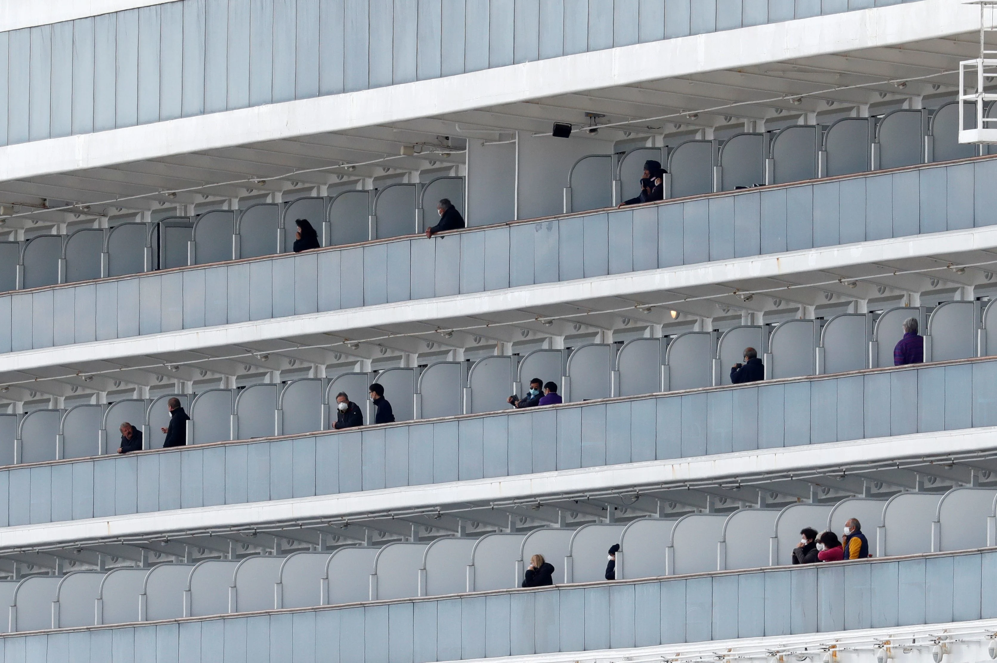 נוסעים נצורים על ספינת הקורונה שעוגנת לחופי יפן