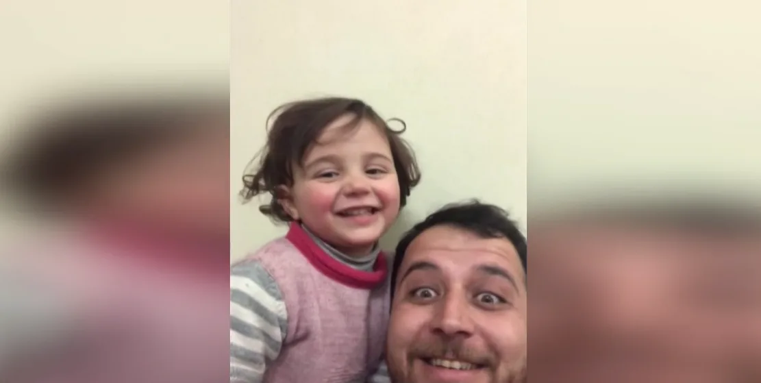 האב הסורי שלימד את בתו לצחוק בזמן ההפצצות