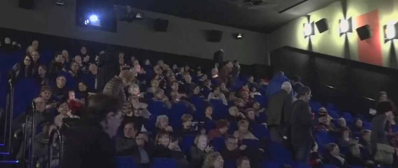 אנשים בקולנוע צופים באופרה