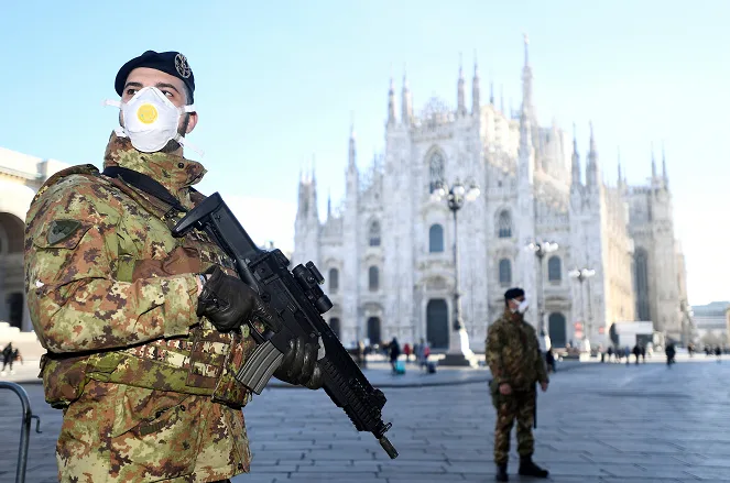חייל עוטה מסכה להתגוננות מפני נגיף הקורונה במילאנו, איטליה