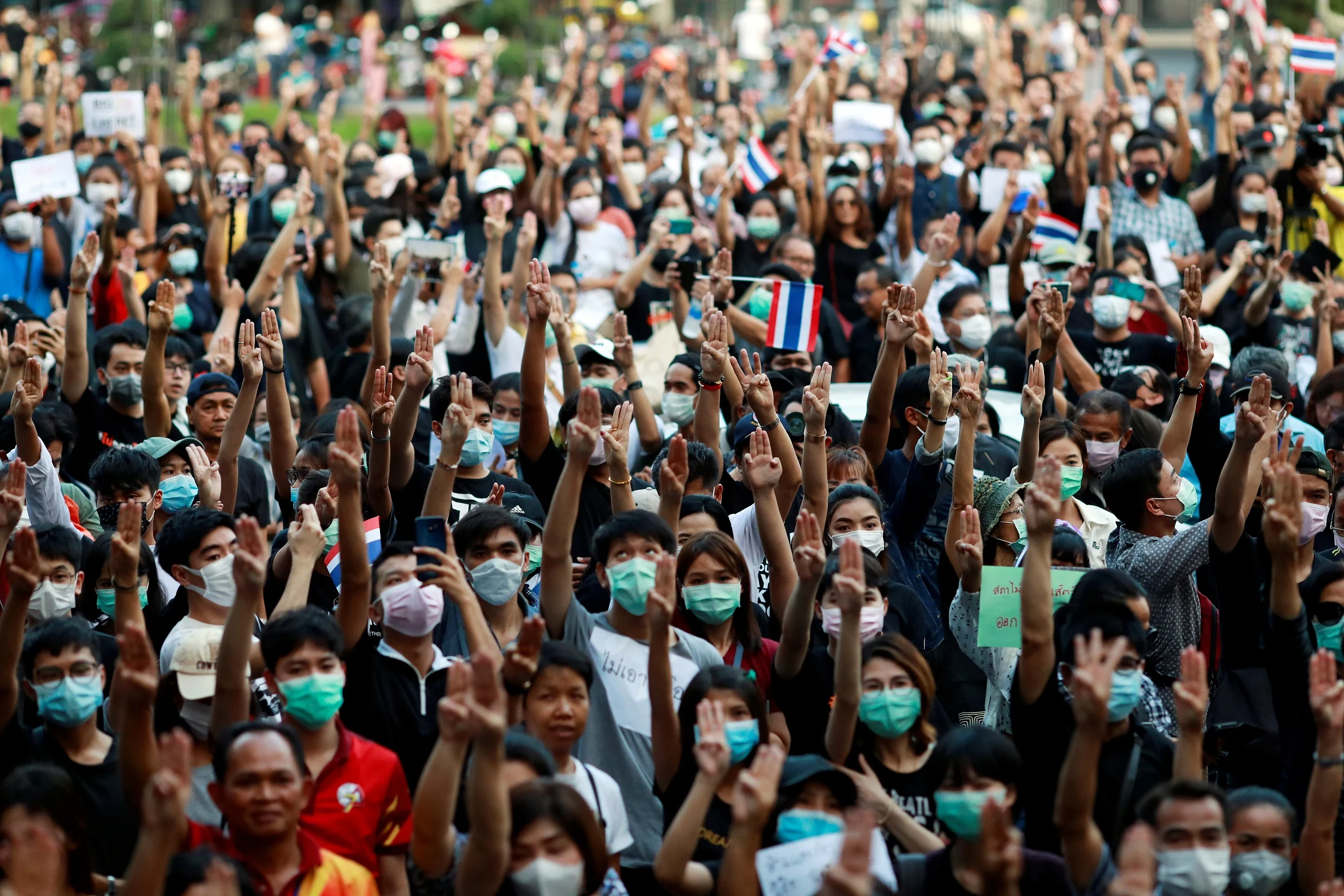 מפגינים בבנגקוק עם מסכות מגן מפני הקורונה