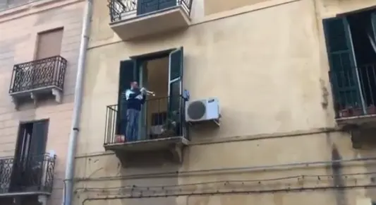 איטלקים בבידוד שרים ממרפסות בתיהם