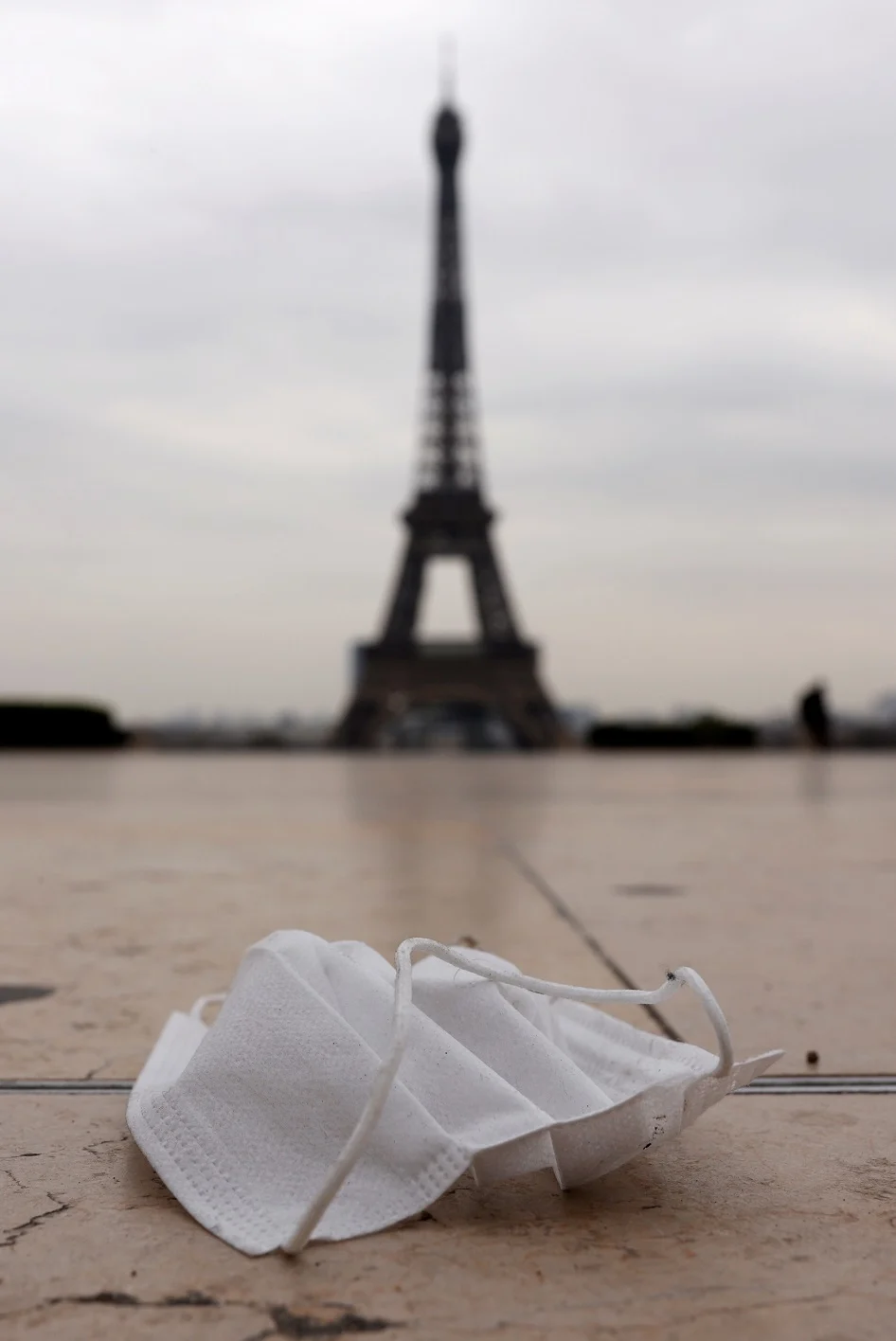 מסכה על רקע מגדל אייפל שבפריז