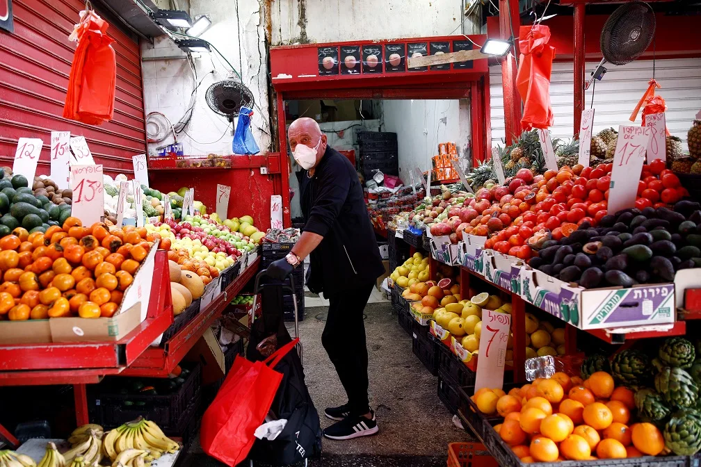 אדם הלובש מסיכת פנים בשוק בתל אביב