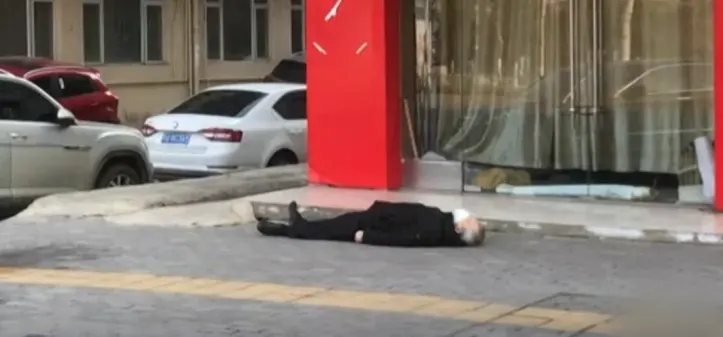 אדם מת ברחוב מנגיף הקורונה