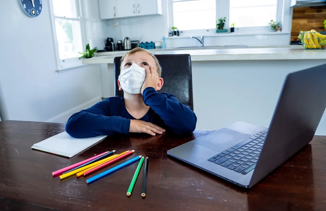 ילד לומד מהבית בתקופה הקורונה באמצעות המחשב