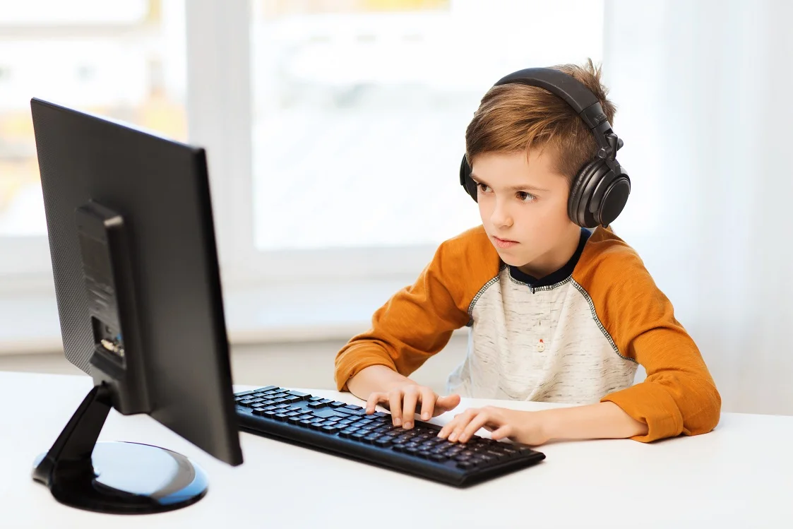 ילד לומד מהבית באמצעות המחשב